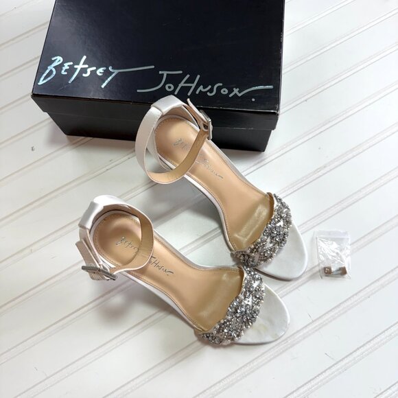 Blue by Betsey Johnson SB Erin Jeweled Ankle Strap Heels Ivory Size 9 - Picture 3 of 7